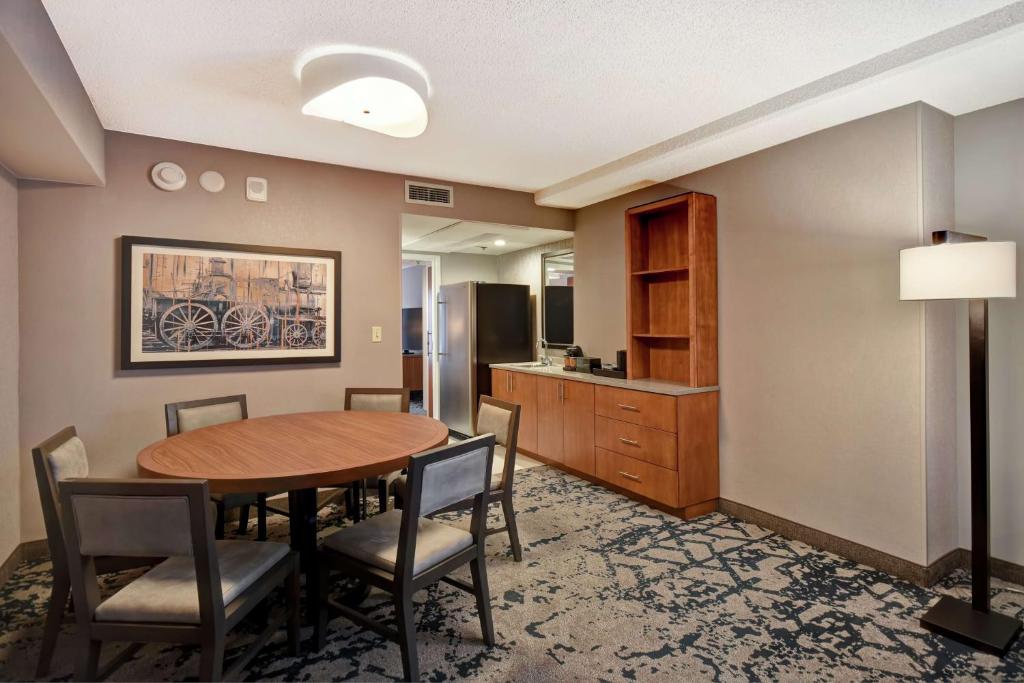 Embassy Suites by Hilton Omaha Downtown Old Market - Suite King De Dos Dormitorios
