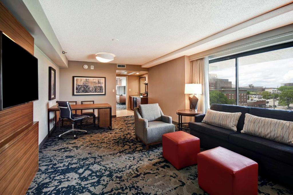 Embassy Suites by Hilton Omaha Downtown Old Market - Suite Esquinera Con Dos Camas Tamaño Queen