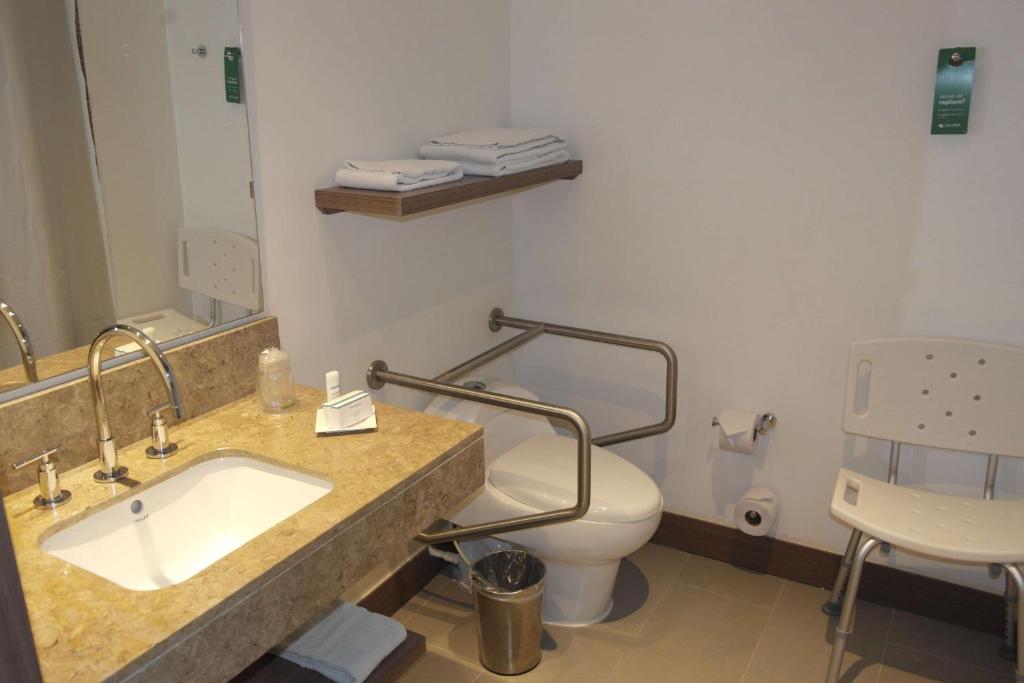 a bathroom with a sink and a toilet at Hampton By Hilton Valledupar in Valledupar