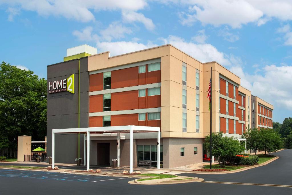 Home2 Suites by Hilton Lexington University / Medical Center في ليكسينغتون: اطلاله اماميه على مبنى مع فندق