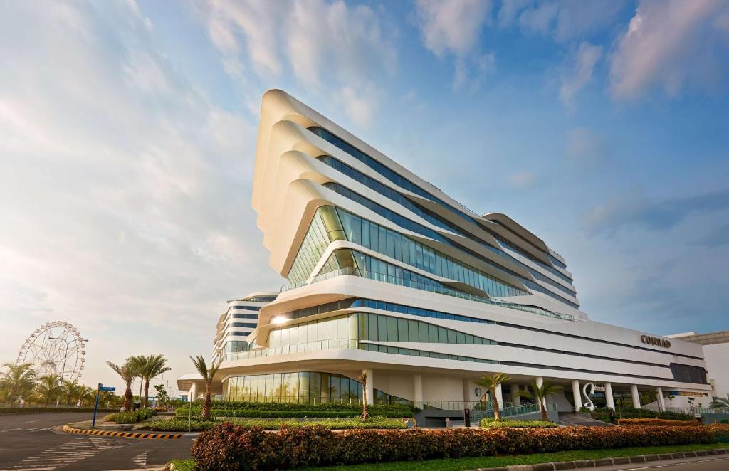 un grande edificio per uffici con molte finestre di Conrad Manila a Manila
