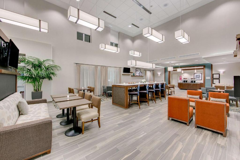 TV a/nebo společenská místnost v ubytování Hampton Inn & Suites North Houston Spring