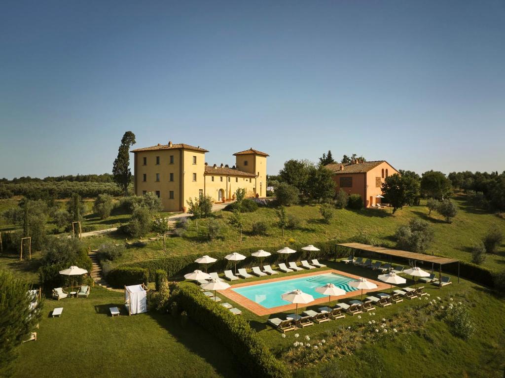 einen Luftblick auf eine Villa mit einem Pool in der Unterkunft Castello Del Nero - Podere San Filippo in Tavarnelle in Val di Pesa