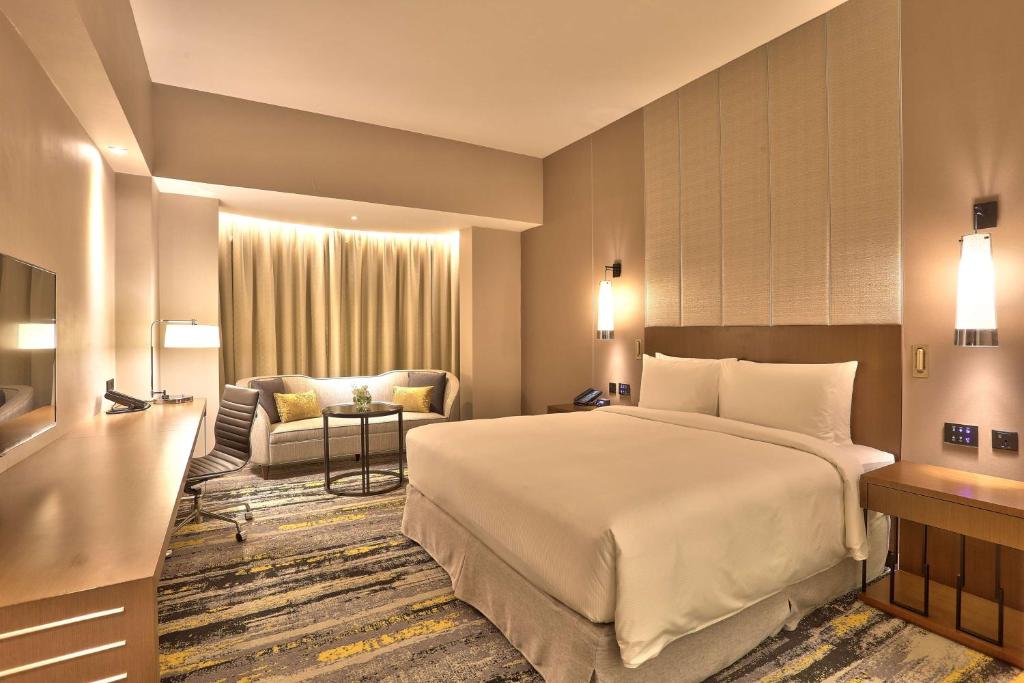 Postel nebo postele na pokoji v ubytování Hilton Kota Kinabalu
