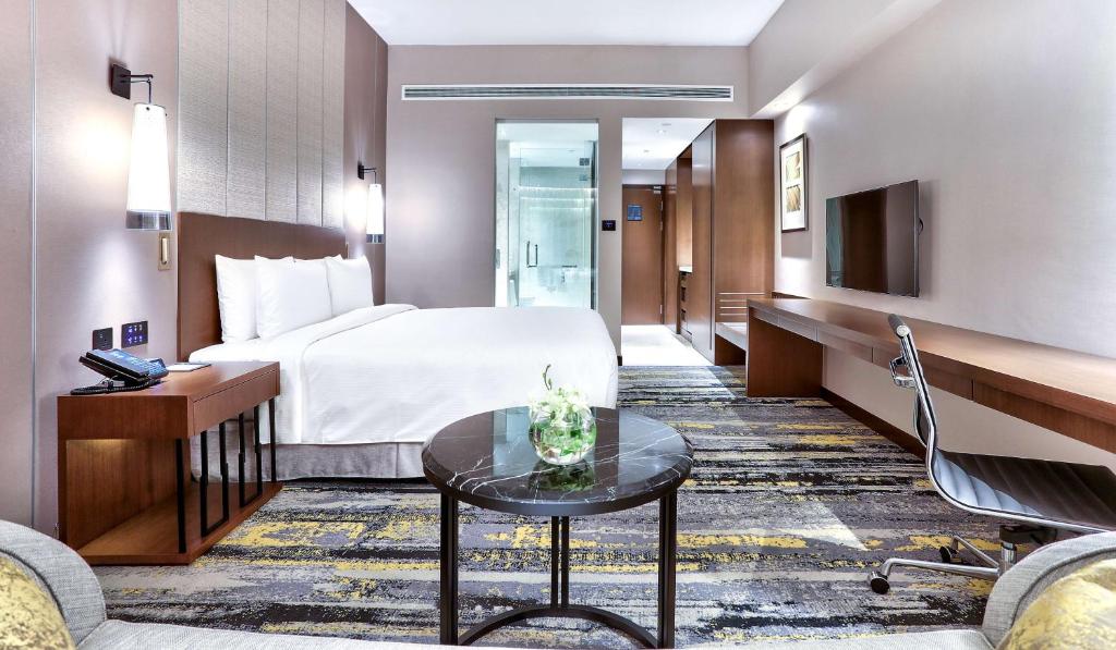 Postel nebo postele na pokoji v ubytování Hilton Kota Kinabalu