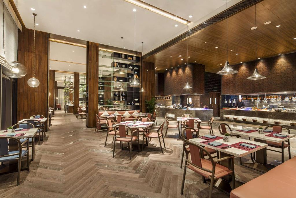 Restaurace v ubytování DoubleTree by Hilton Hotel Shenzhen Longhua, Near Huawei, Foxcnn, Shenzhen North Railway, Uniwalk & Uniworld Shopping Mall, Sam's Club
