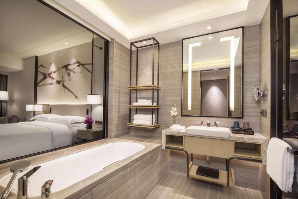 Postel nebo postele na pokoji v ubytování DoubleTree by Hilton Hotel Shenzhen Longhua, Near Huawei, Foxcnn, Shenzhen North Railway, Uniwalk & Uniworld Shopping Mall, Sam's Club