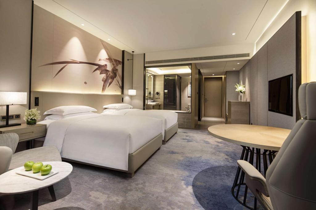 Postel nebo postele na pokoji v ubytování DoubleTree by Hilton Hotel Shenzhen Longhua, Near Huawei, Foxcnn, Shenzhen North Railway, Uniwalk & Uniworld Shopping Mall, Sam's Club