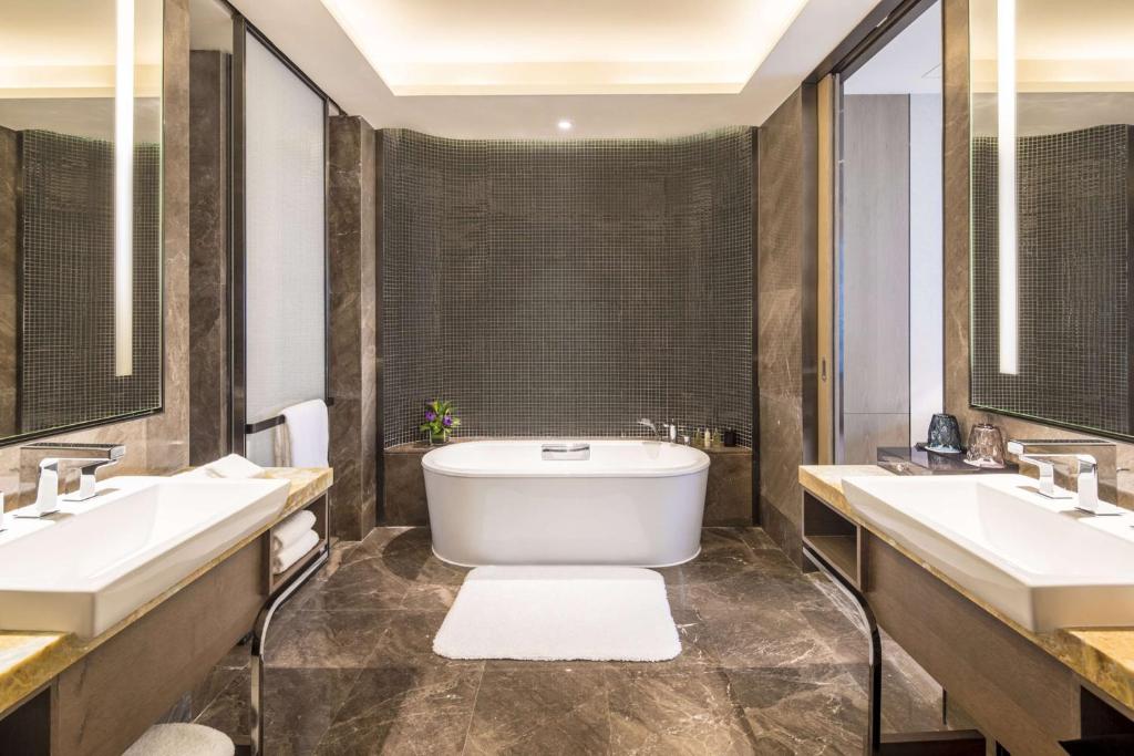 Koupelna v ubytování DoubleTree by Hilton Hotel Shenzhen Longhua, Near Huawei, Foxcnn, Shenzhen North Railway, Uniwalk & Uniworld Shopping Mall, Sam's Club