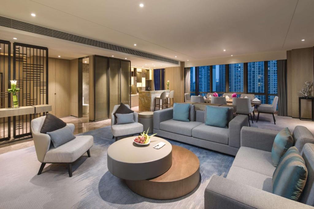 Posezení v ubytování DoubleTree by Hilton Hotel Shenzhen Longhua, Near Huawei, Foxcnn, Shenzhen North Railway, Uniwalk & Uniworld Shopping Mall, Sam's Club