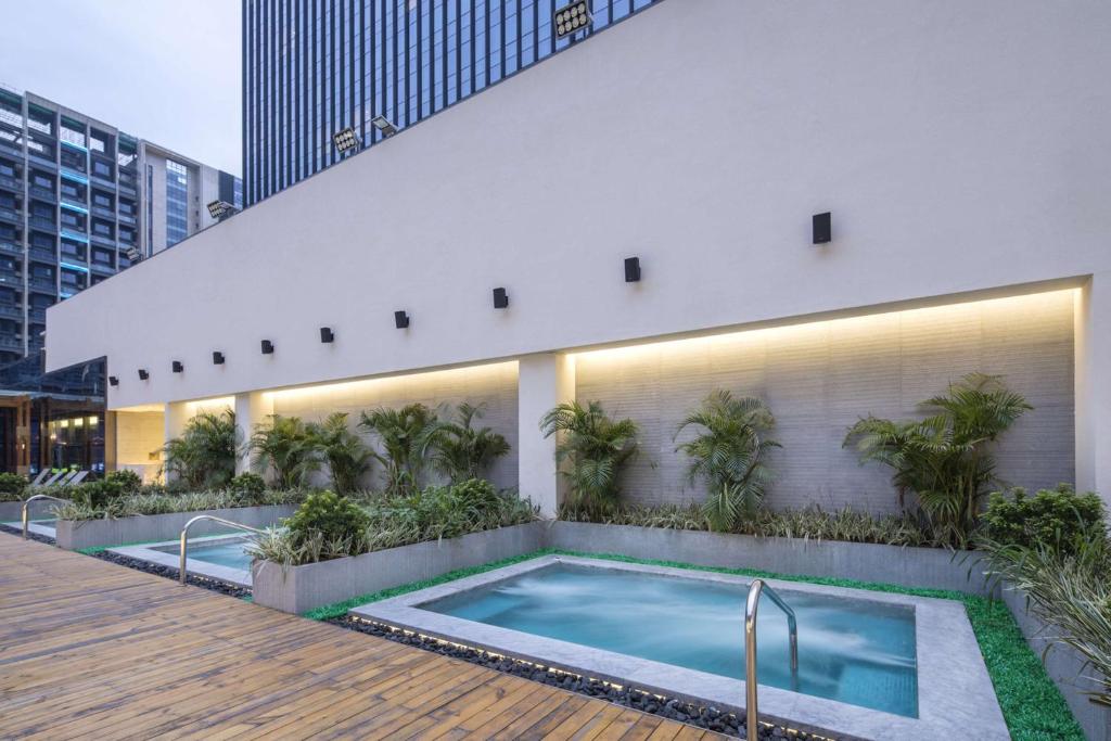 Bazén v ubytování DoubleTree by Hilton Hotel Shenzhen Longhua, Near Huawei, Foxcnn, Shenzhen North Railway, Uniwalk & Uniworld Shopping Mall, Sam's Club nebo v jeho okolí