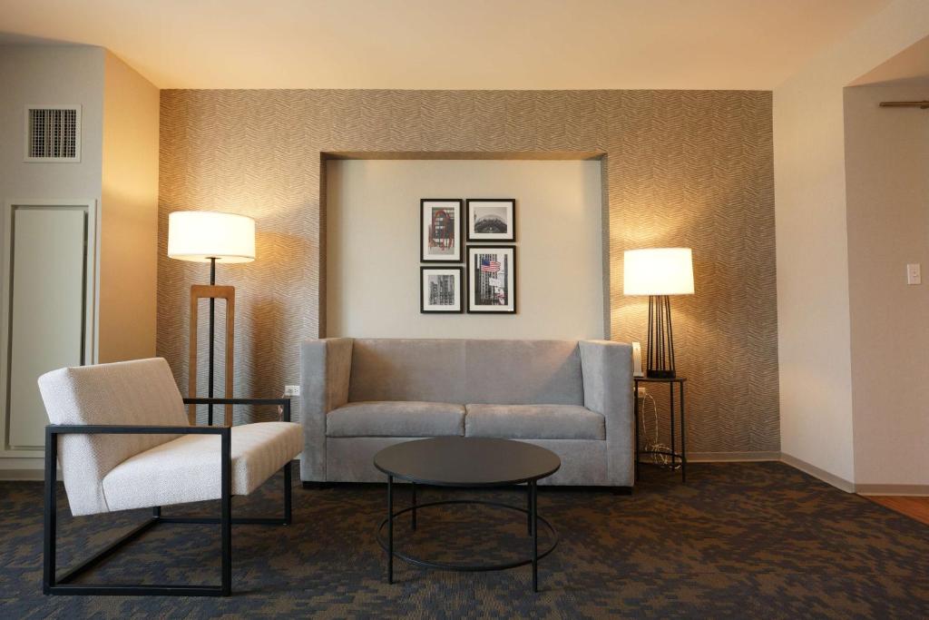 Hampton Inn Chicago West Loop Fulton Market Area - King Studio Suite - Non-Smoking