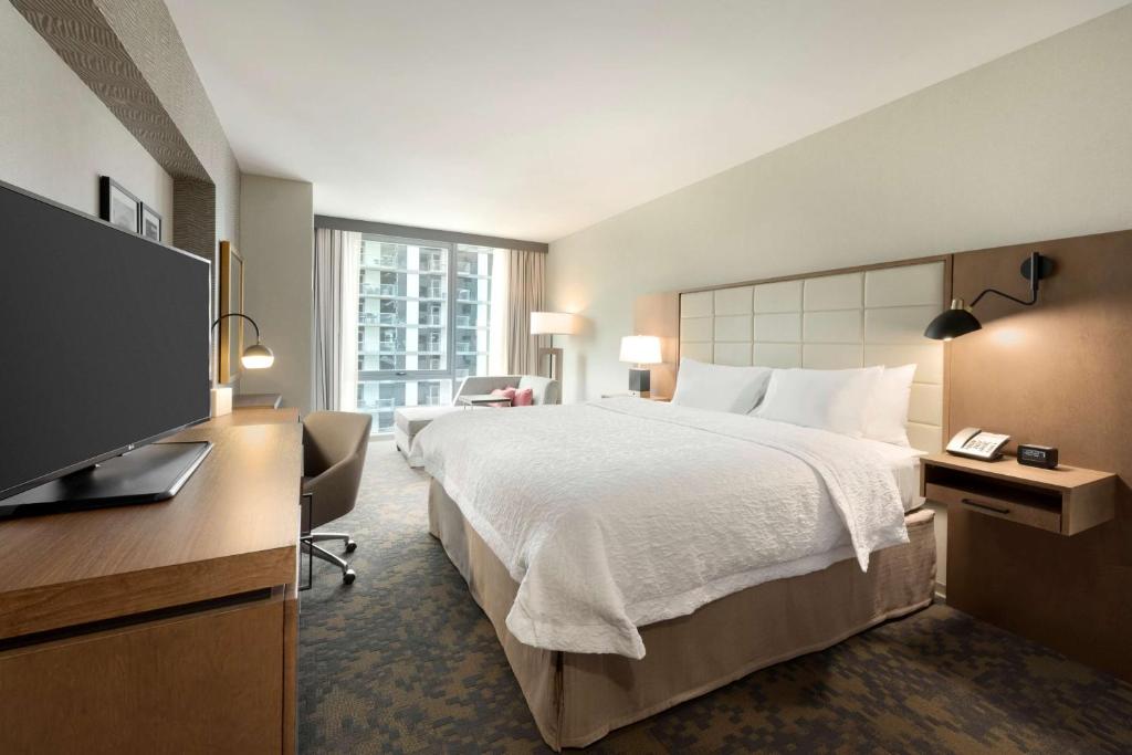 Hampton Inn Chicago West Loop Fulton Market Area - King Room - Non-Smoking