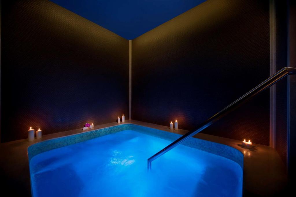 Der Swimmingpool an oder in der Nähe von AlRayyan Hotel Doha, Curio Collection by Hilton