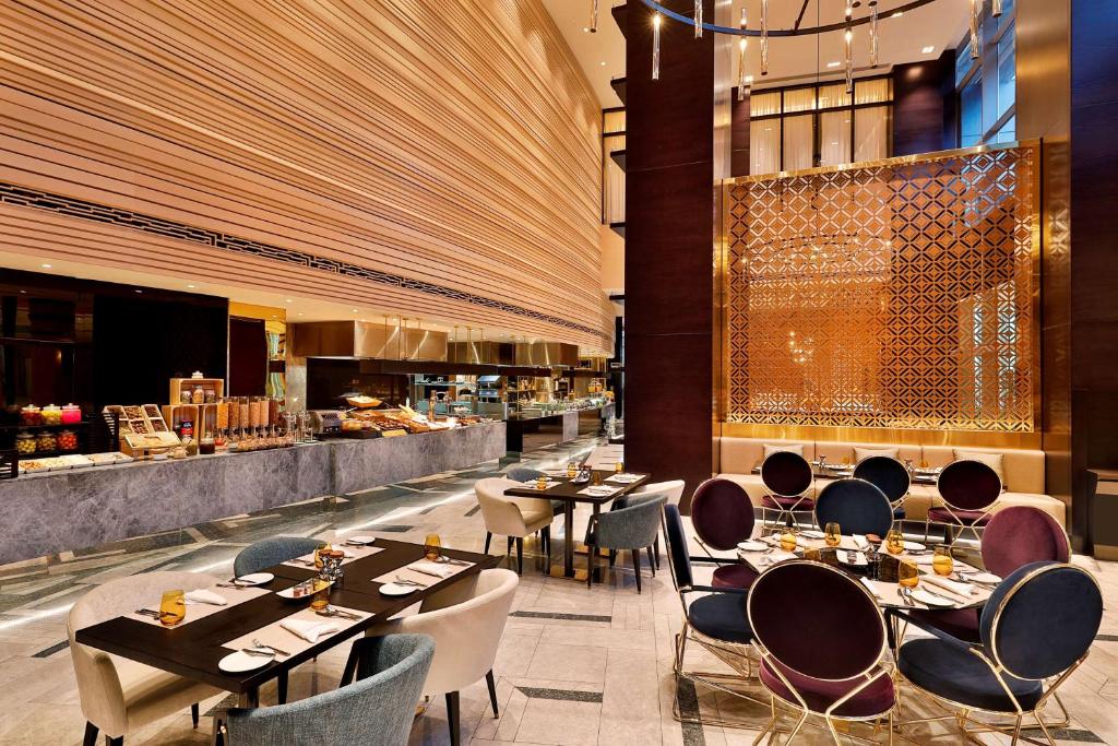 Ein Restaurant oder anderes Speiselokal in der Unterkunft AlRayyan Hotel Doha, Curio Collection by Hilton 