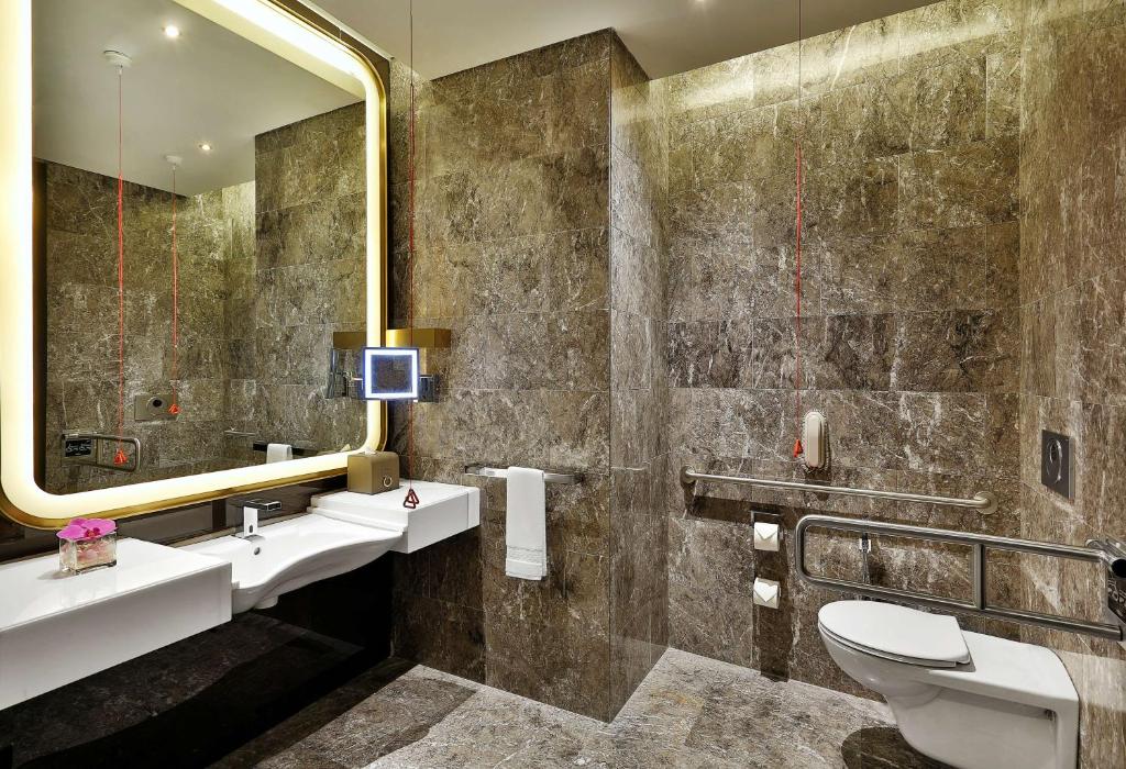 Ein Badezimmer in der Unterkunft AlRayyan Hotel Doha, Curio Collection by Hilton