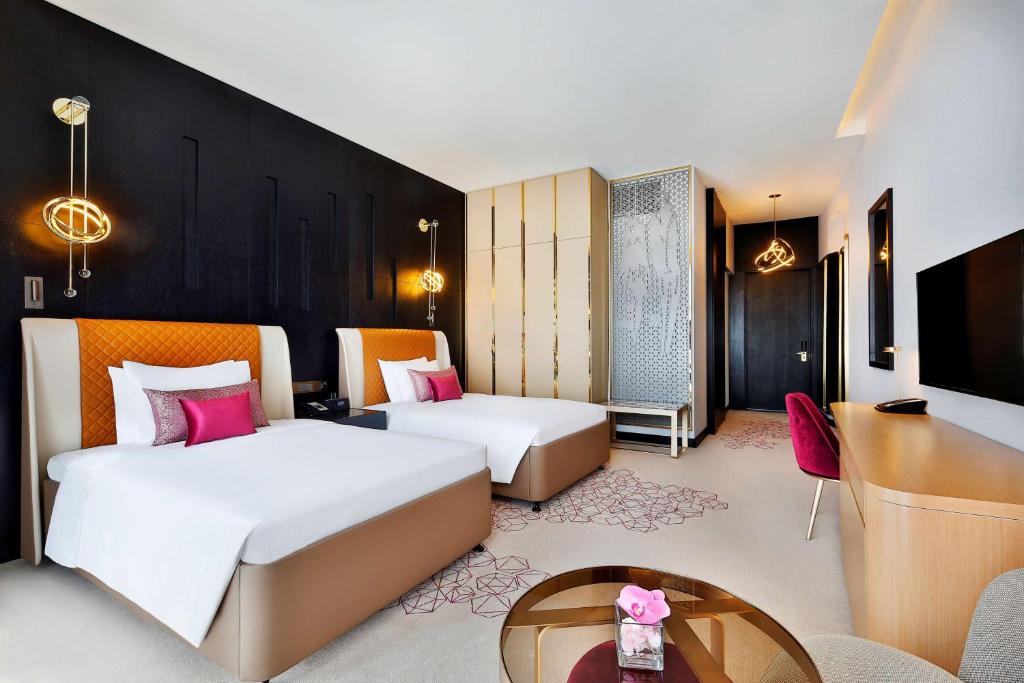Ein Bett oder Betten in einem Zimmer der Unterkunft AlRayyan Hotel Doha, Curio Collection by Hilton