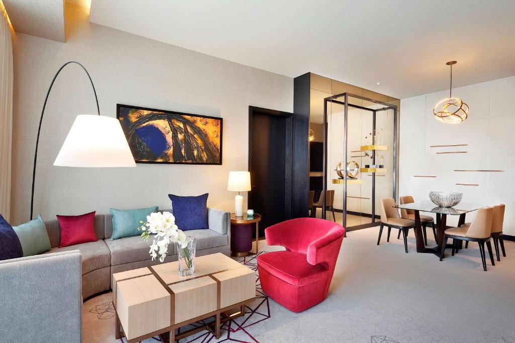 Ein Sitzbereich in der Unterkunft AlRayyan Hotel Doha, Curio Collection by Hilton