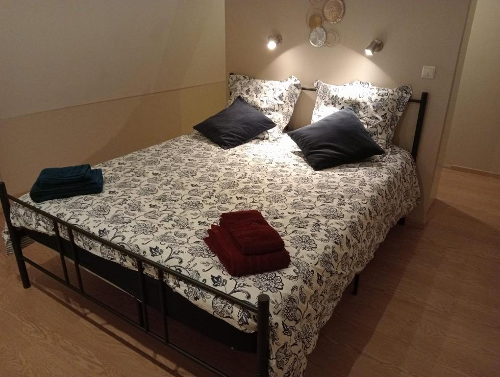 Un pat sau paturi într-o cameră la Les orangers