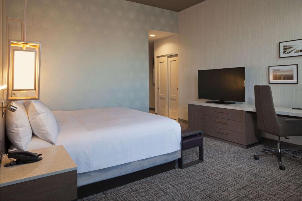 H Hotel Los Angeles, Curio Collection By Hilton - Deluxe King Room