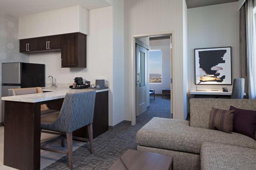 H Hotel Los Angeles, Curio Collection By Hilton - Deluxe King Suite