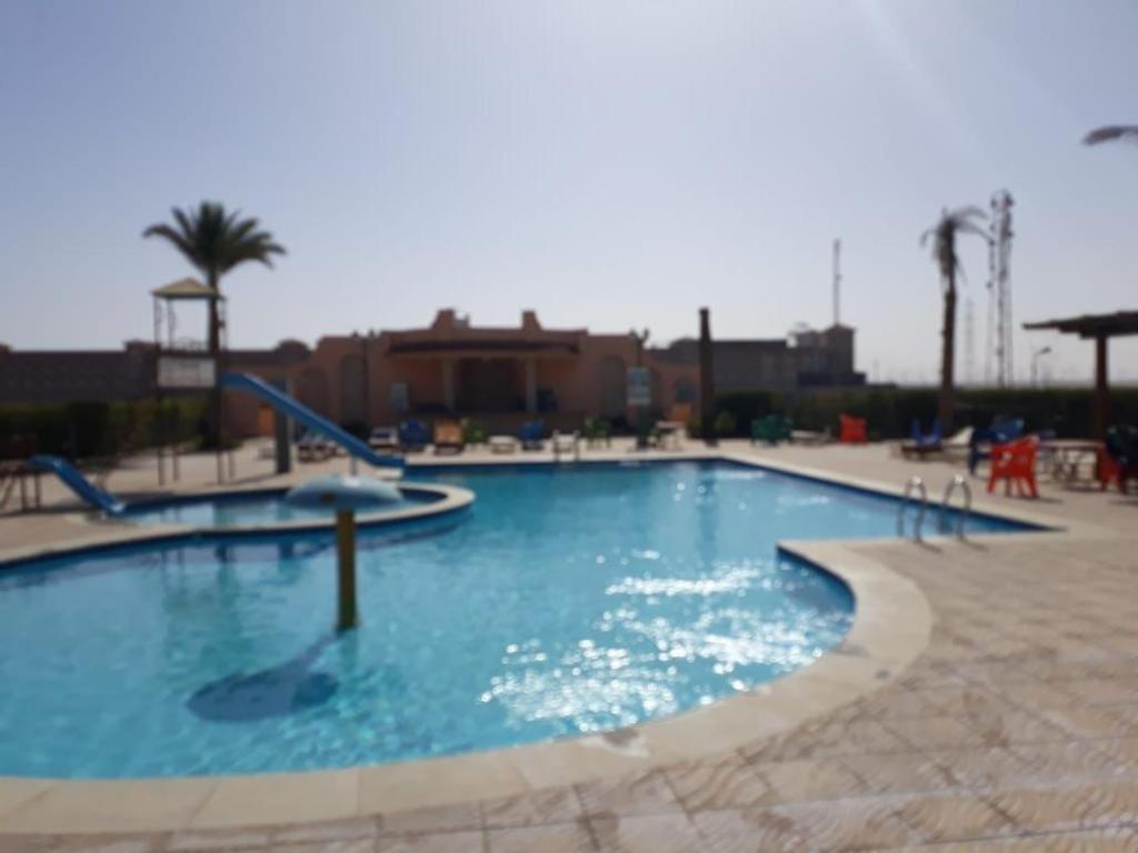 uma grande piscina com escorrega num parque infantil em New venecia resort em Ain Sokhna