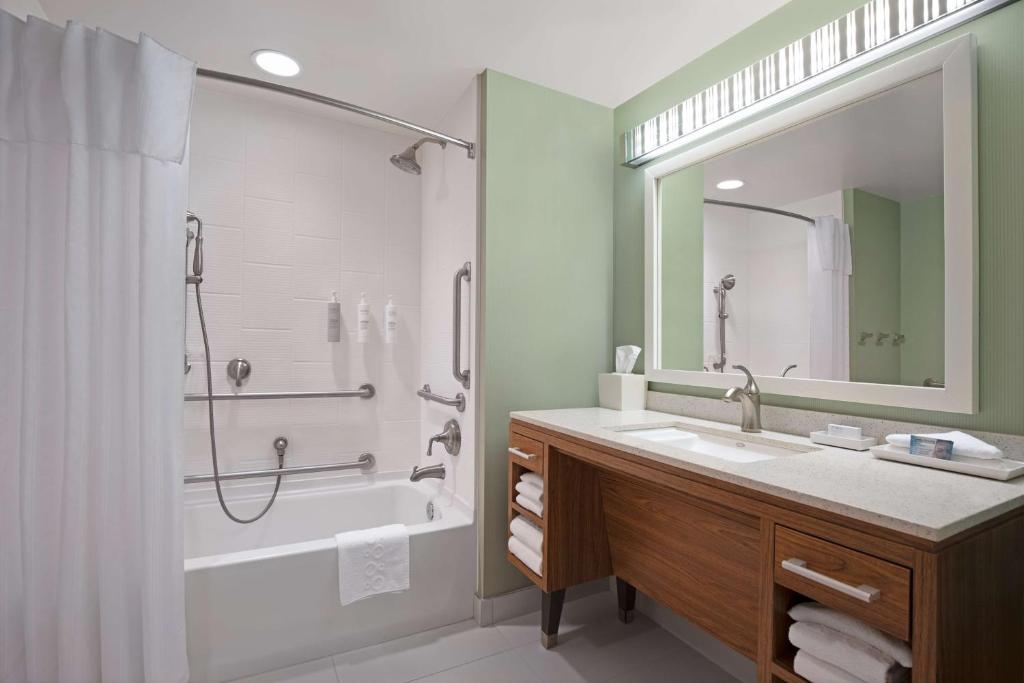 Koupelna v ubytování Home2 Suites By Hilton Joliet Plainfield