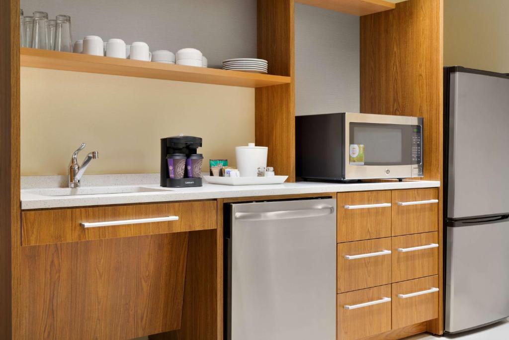 Kuchyň nebo kuchyňský kout v ubytování Home2 Suites By Hilton Joliet Plainfield
