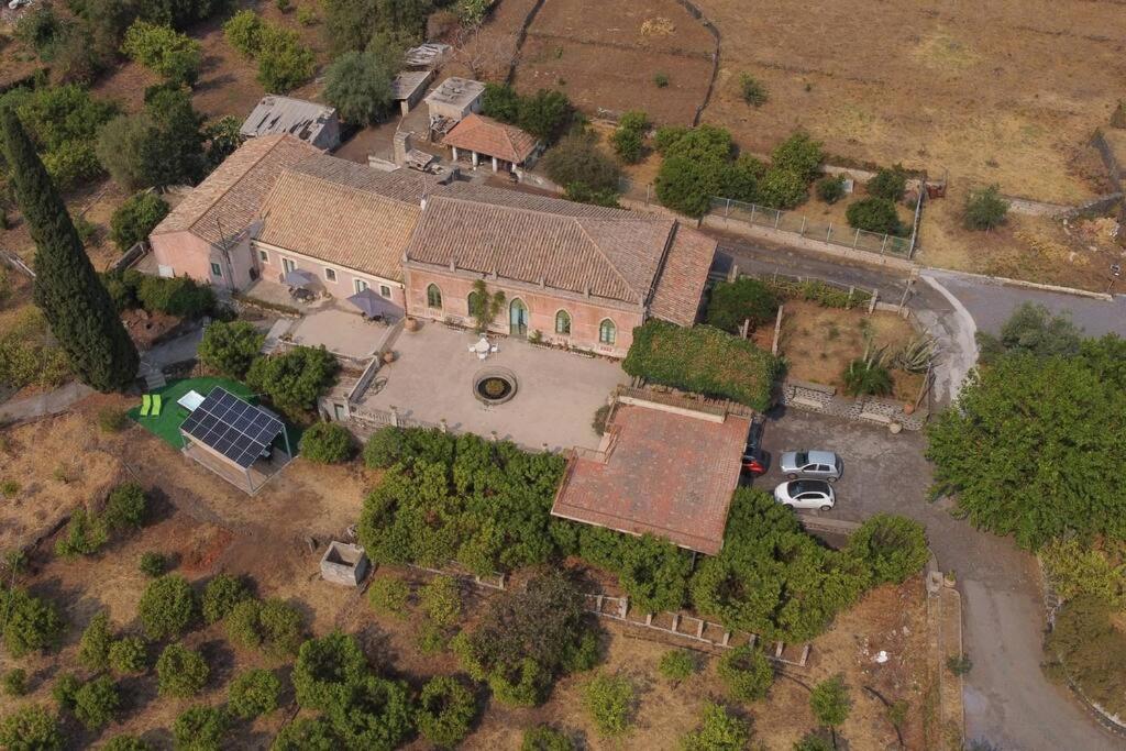 una vista aérea de una casa grande con patio en Le casette di Marò, en Nunziata