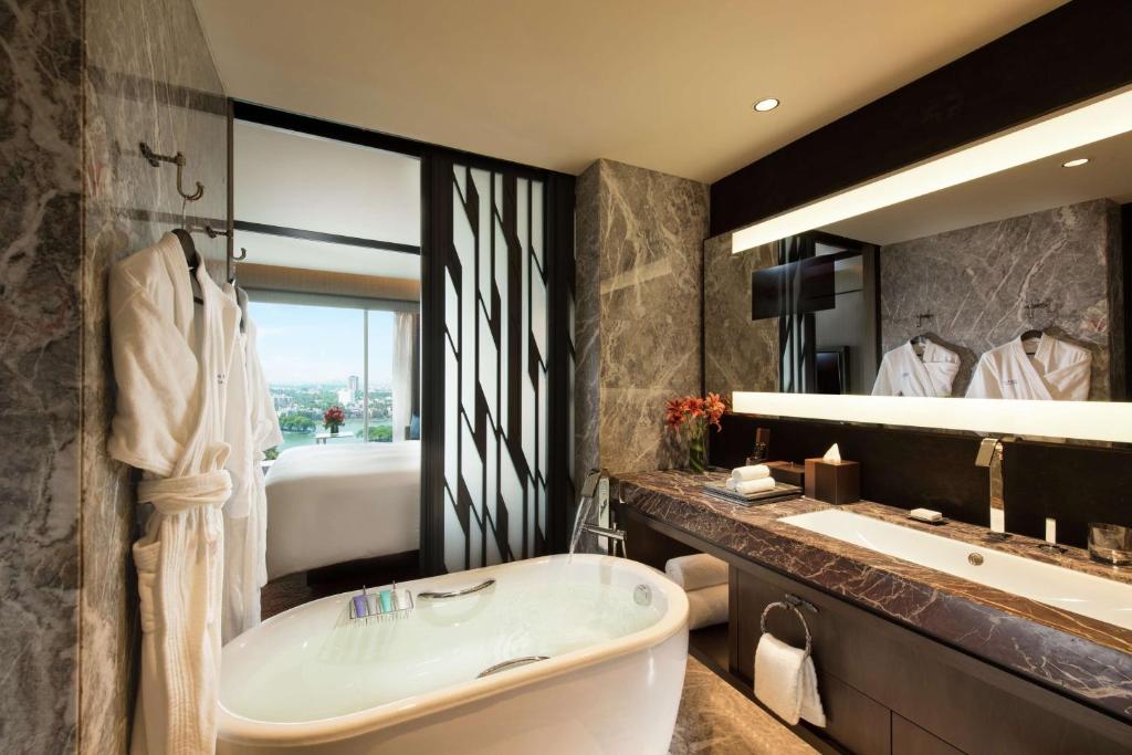 Conrad Bengaluru - Deluxe Twin Room Con Lago View