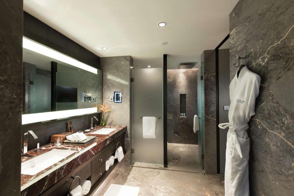 Conrad Bengaluru - Deluxe King Room Con Il Lago View