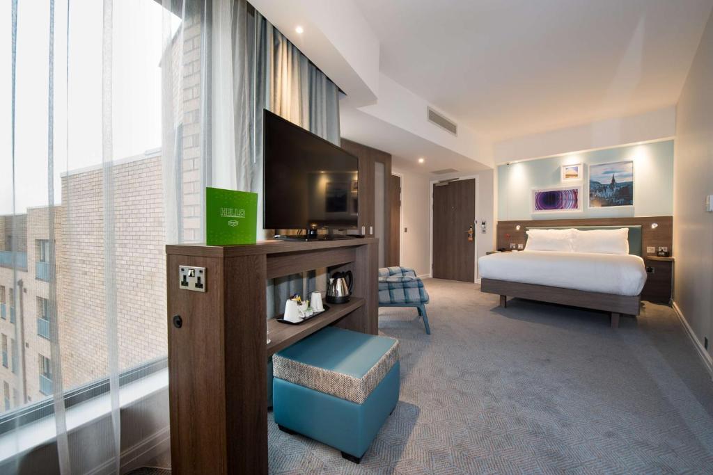 Postel nebo postele na pokoji v ubytování Hampton By Hilton Edinburgh West End