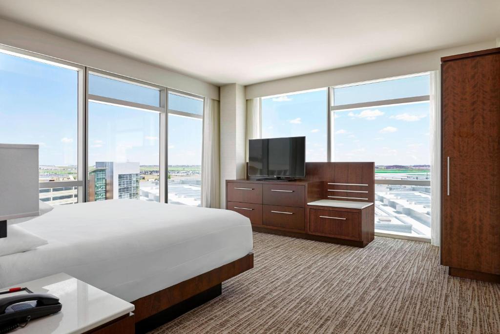 Sjónvarps- og/eða afþreyingartæki á Calgary Airport Marriott In-Terminal Hotel