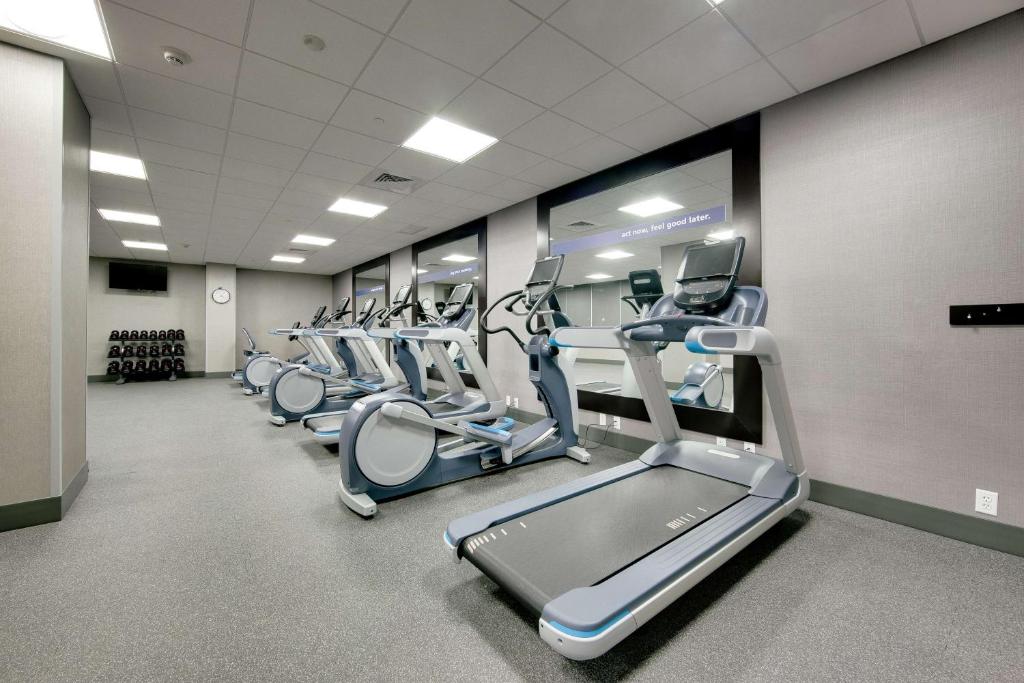 Fitness centrum a/nebo fitness zařízení v ubytování Hampton Inn & Suites Fort Worth Downtown