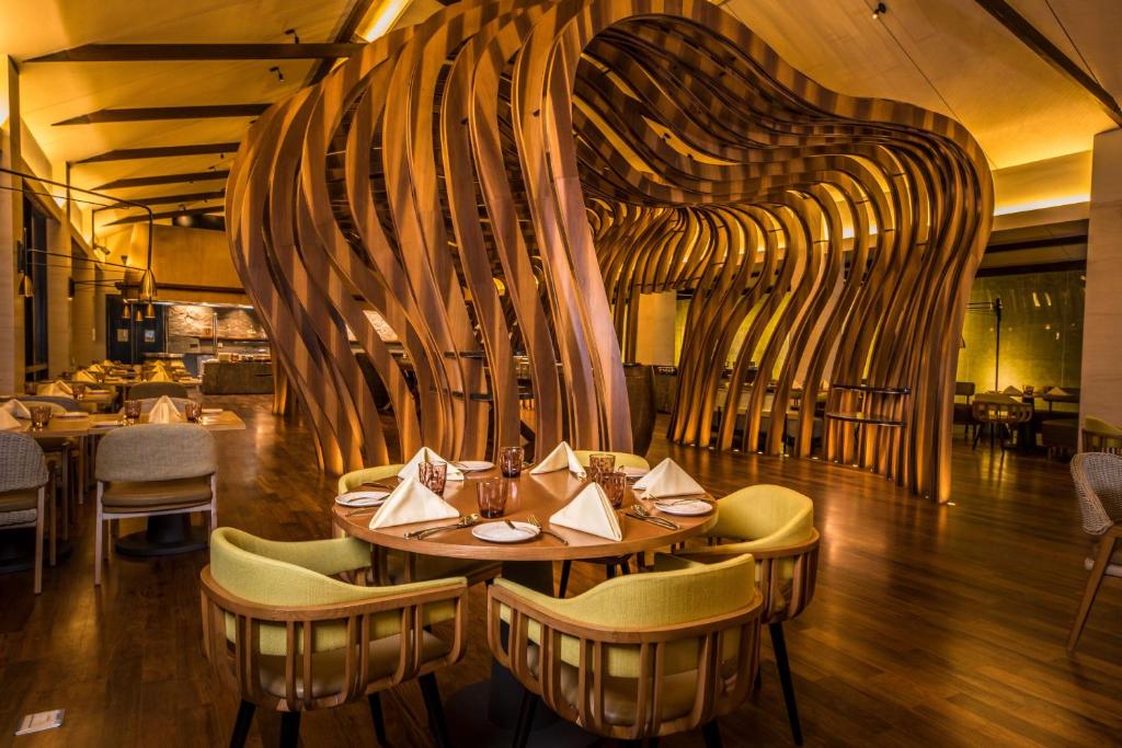 Restaurace v ubytování DoubleTree by Hilton Weerawila Rajawarna Resort
