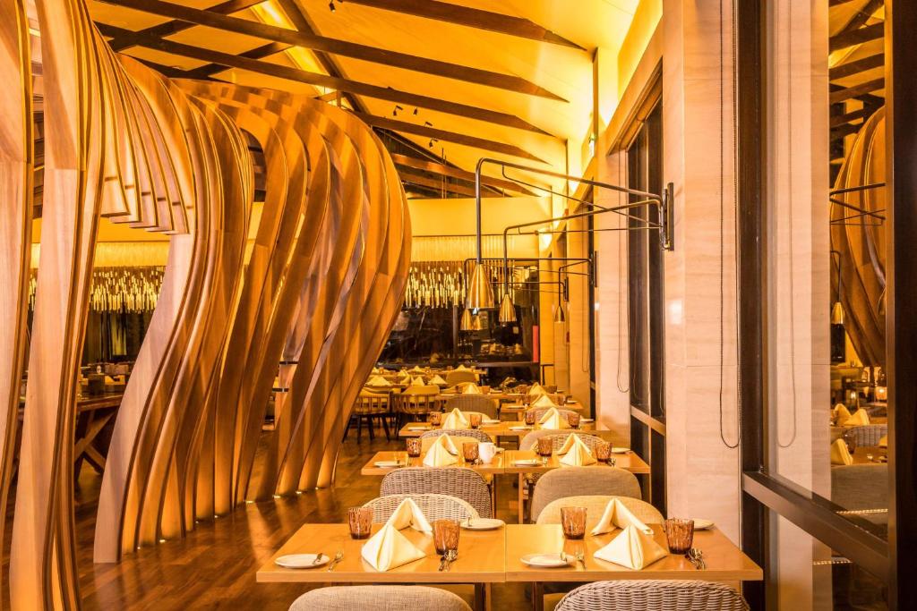 Restaurace v ubytování DoubleTree by Hilton Weerawila Rajawarna Resort