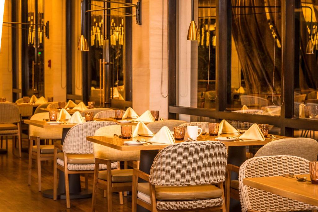 Restaurace v ubytování DoubleTree by Hilton Weerawila Rajawarna Resort