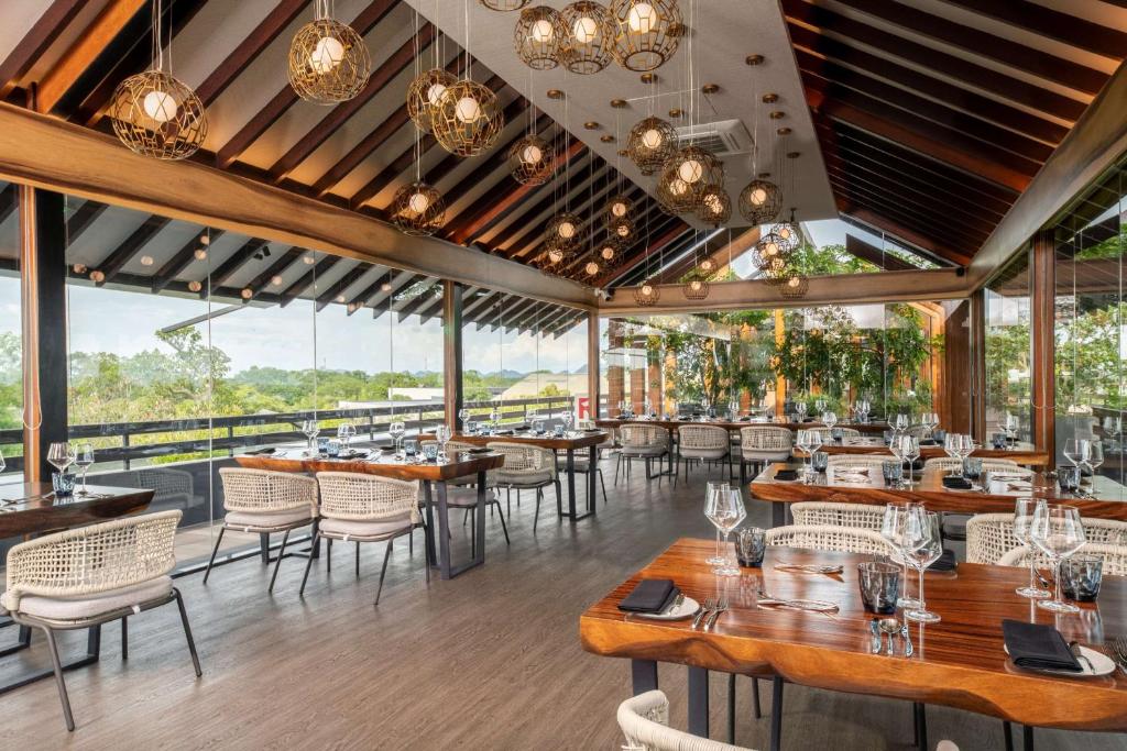 Restaurace v ubytování DoubleTree by Hilton Weerawila Rajawarna Resort