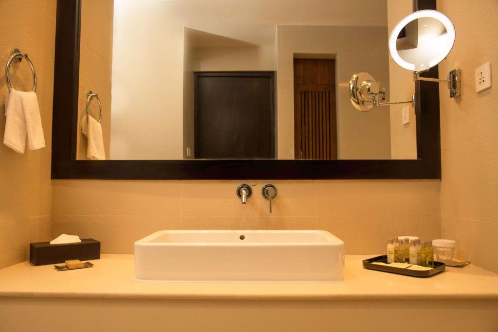 Koupelna v ubytování DoubleTree by Hilton Weerawila Rajawarna Resort