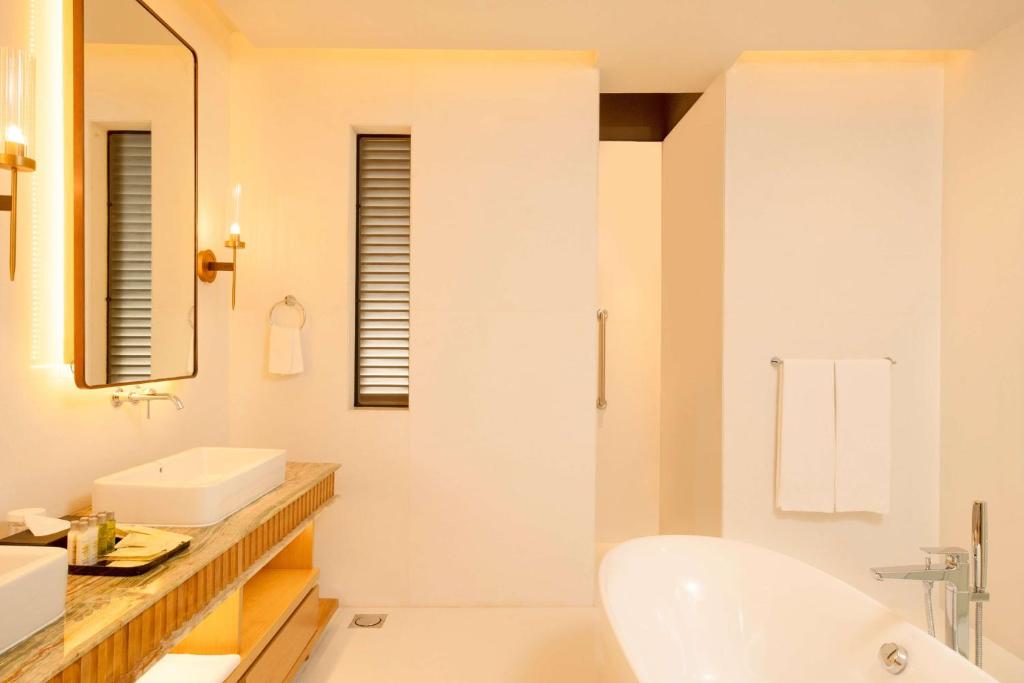 Koupelna v ubytování DoubleTree by Hilton Weerawila Rajawarna Resort