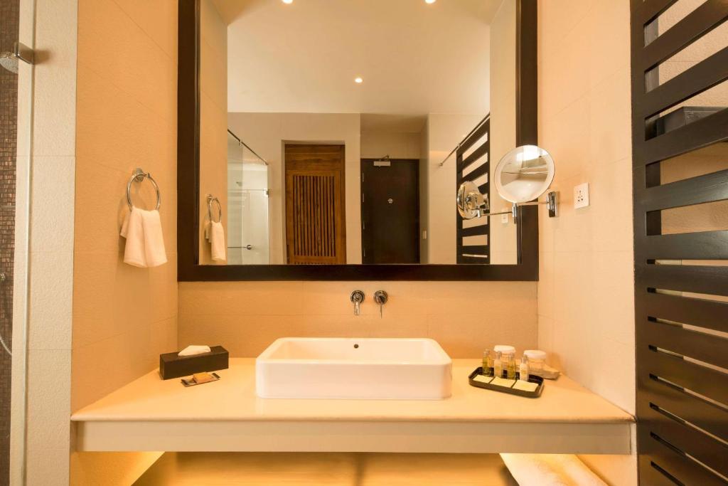 Koupelna v ubytování DoubleTree by Hilton Weerawila Rajawarna Resort