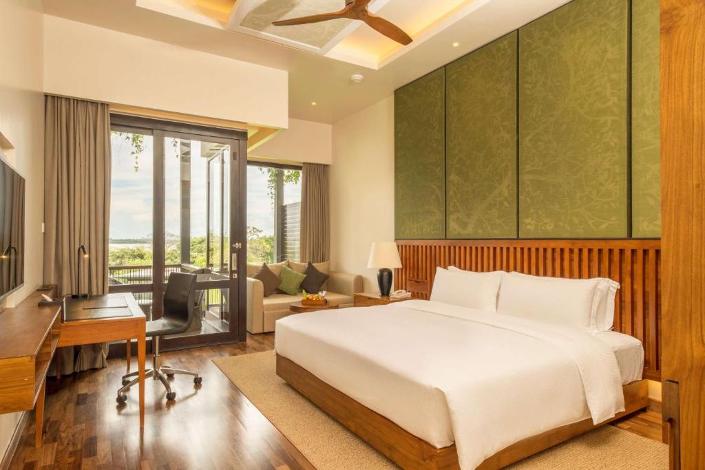 Postel nebo postele na pokoji v ubytování DoubleTree by Hilton Weerawila Rajawarna Resort