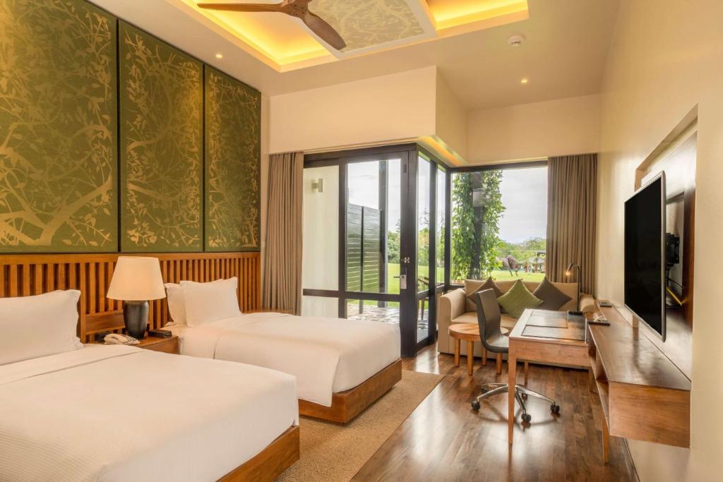 Postel nebo postele na pokoji v ubytování DoubleTree by Hilton Weerawila Rajawarna Resort