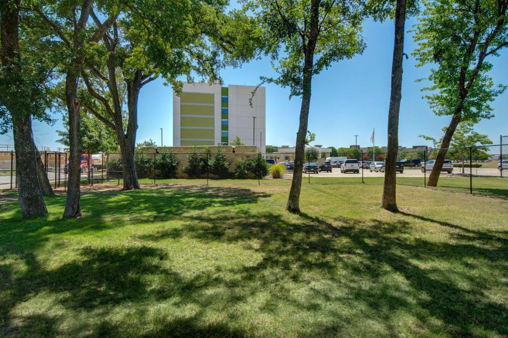 Zahrada ubytování Home2 Suites By Hilton Plano Richardson
