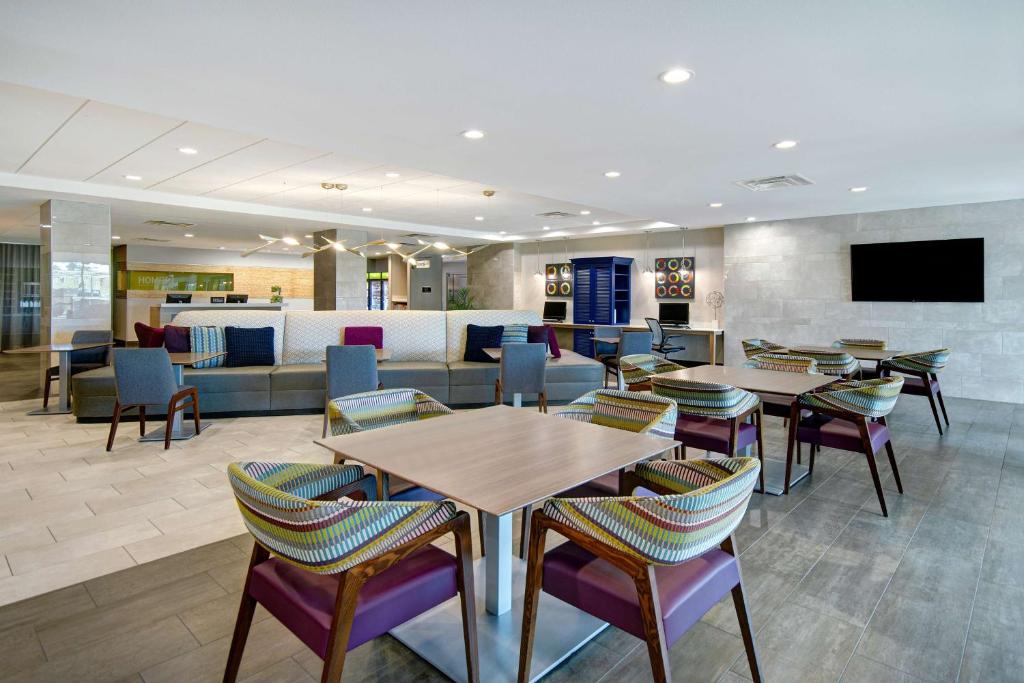 TV a/nebo společenská místnost v ubytování Home2 Suites By Hilton Plano Richardson
