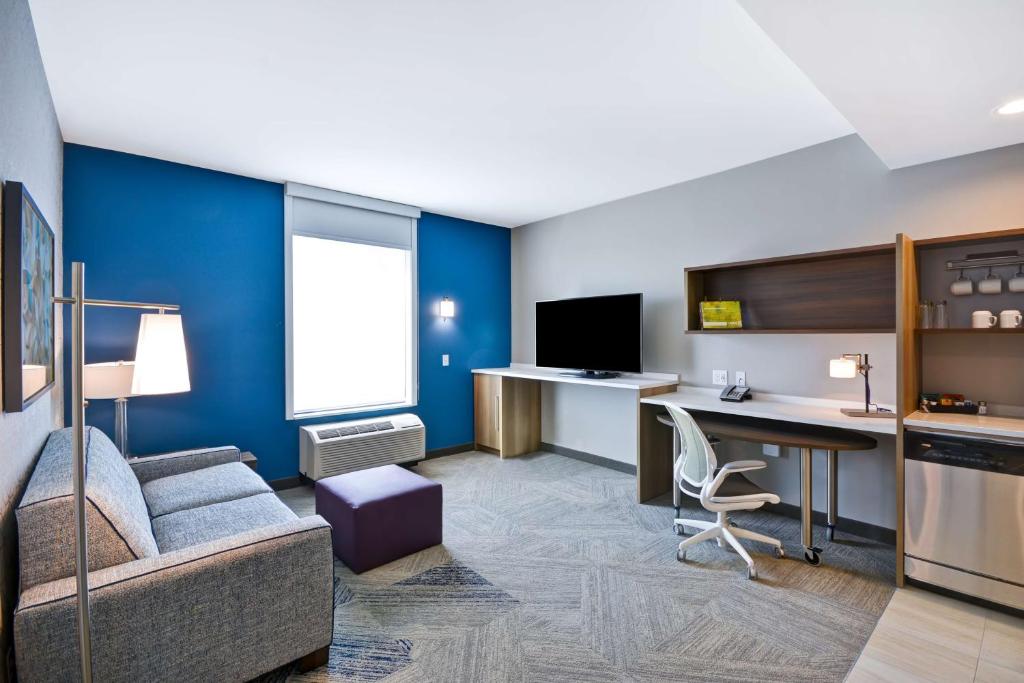 TV a/nebo společenská místnost v ubytování Home2 Suites By Hilton Plano Richardson