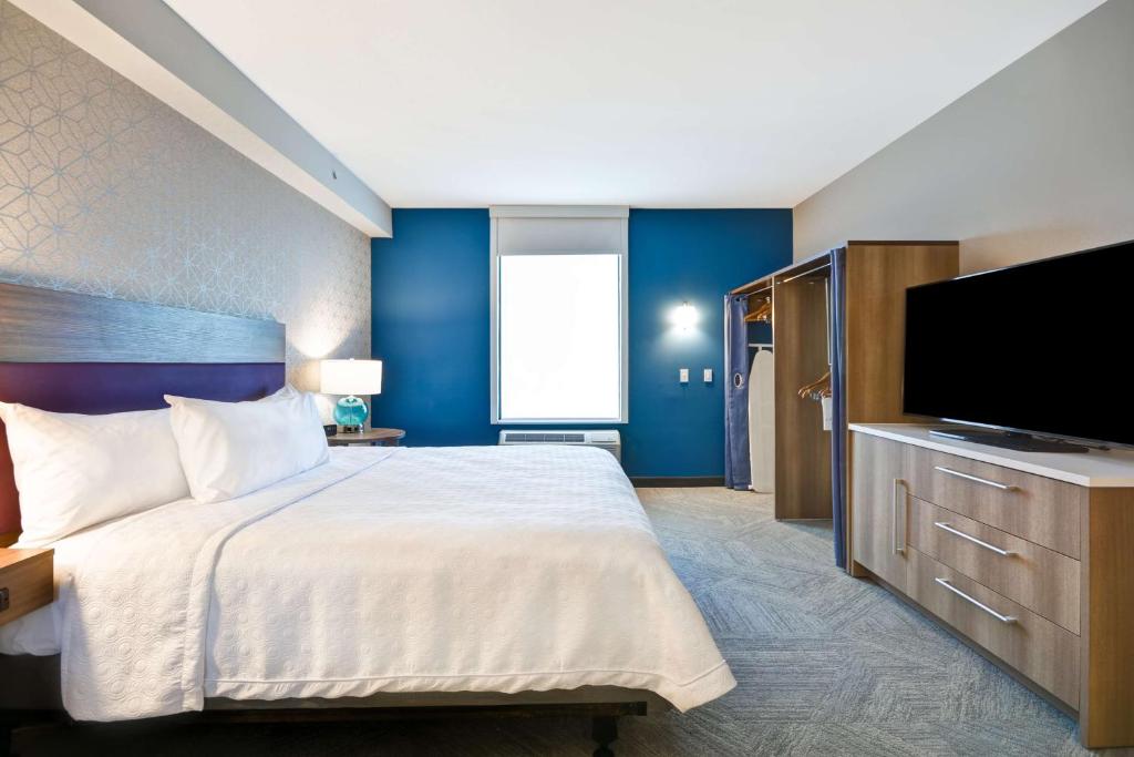 TV a/nebo společenská místnost v ubytování Home2 Suites By Hilton Plano Richardson