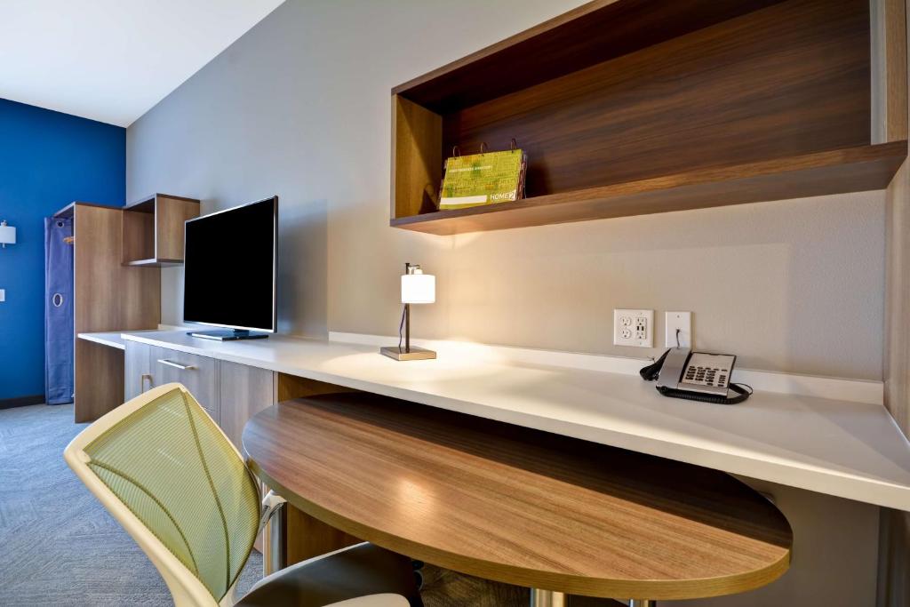 TV a/nebo společenská místnost v ubytování Home2 Suites By Hilton Plano Richardson