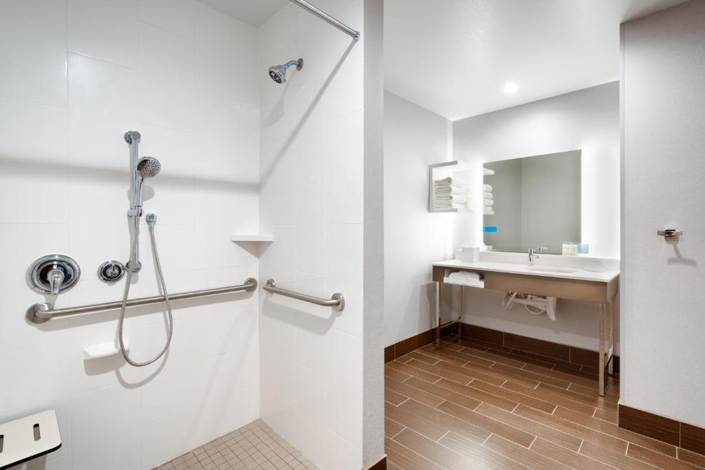 Hampton Inn & Suites Anaheim Resort Convention Center photo