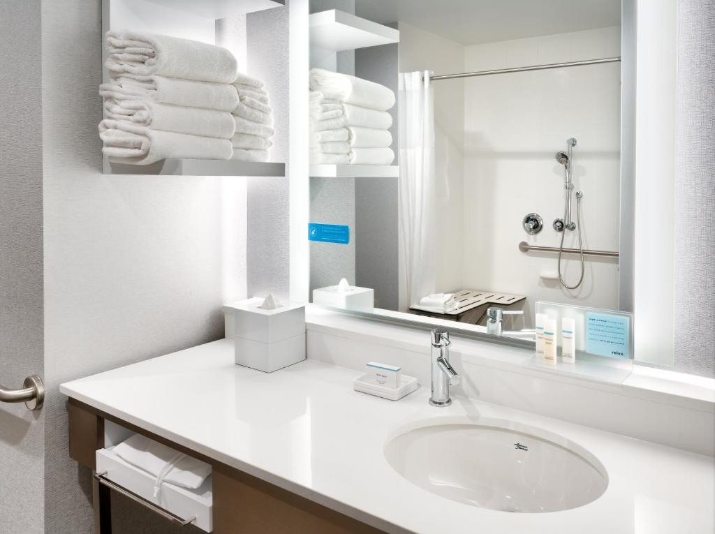 Hampton Inn & Suites Anaheim Resort Convention Center - 